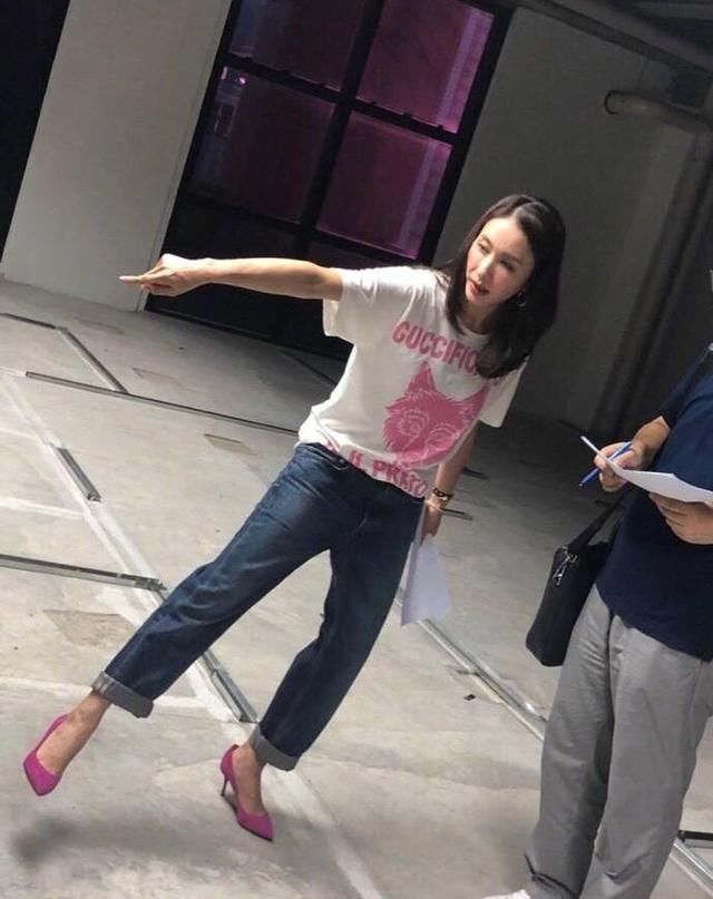 46岁黎姿宛如20岁少女，皮肤白皙紧致没有皱纹，走路霸气超有范