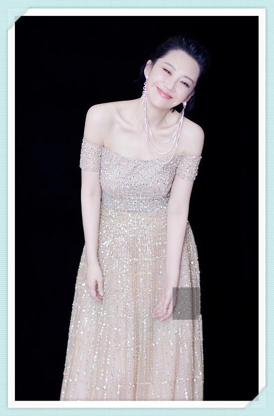 许晴宝刀未老！49岁穿抹胸裙依然艳压群芳，连倪妮都不是她对手！