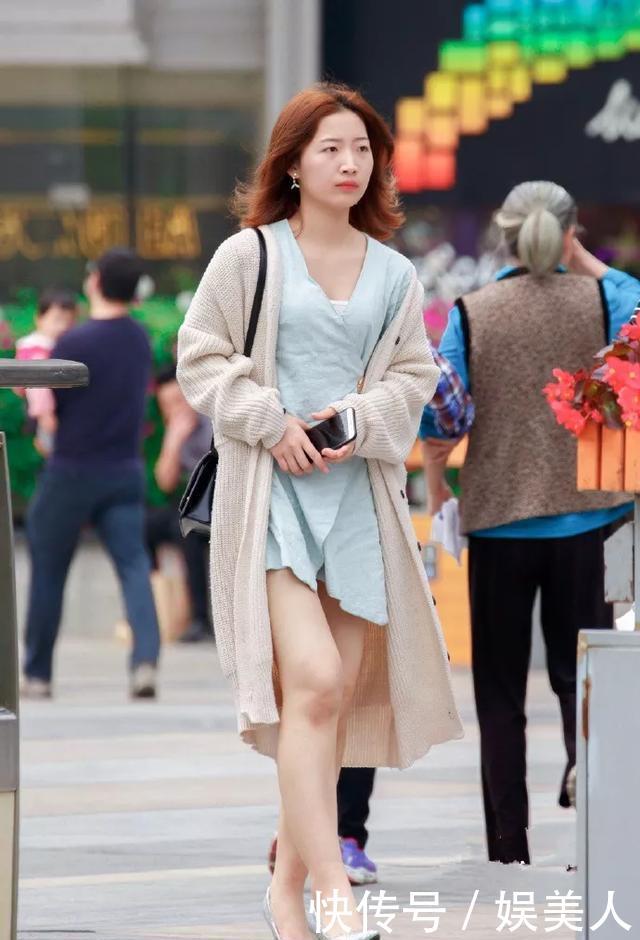  #女人味#一双银色的露脚趾高跟鞋，靓丽又时尚走在街头，更加的有女人味