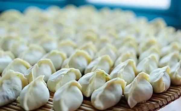 『粘在一起』手工制作的水饺不必马上放电冰箱,教你一窍门,放多长时间都不烂不黏连