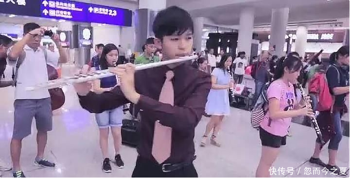整个微信都在刷屏！香港机场发生的这一幕！！