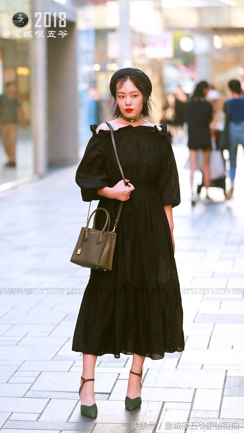 街拍:一个完美的搭配完全可以改变一个人的气质