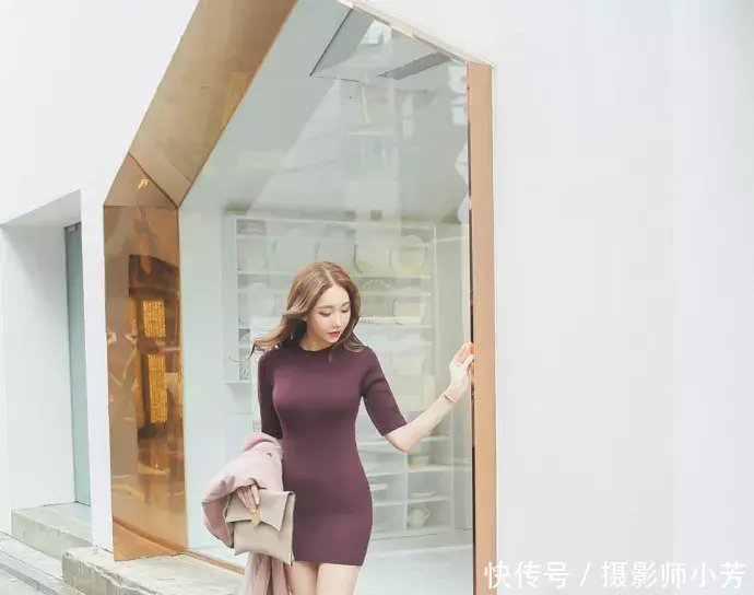 路人街拍，紫色紧身连衣裙，展示傲人好身材，时尚潮流有魅力！