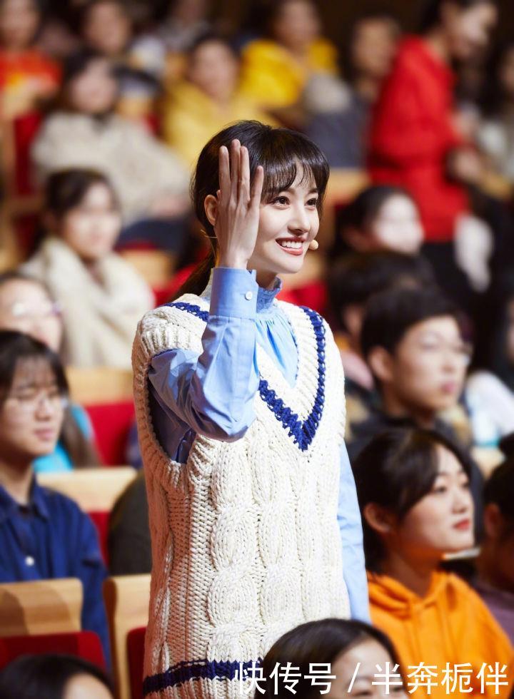  [少女感十足]小时候爱的娃娃领变成潮流神器，春天穿起来超减龄，少女范十足