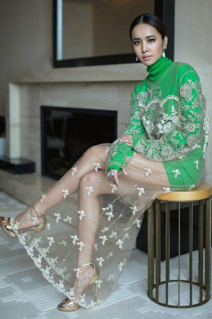 蔡依林这下尴尬了, 穿半身裙秀美腿, 网友: 腿都P成柱子了