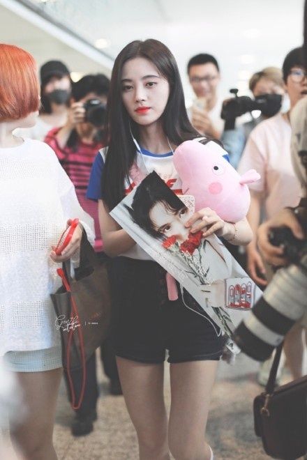 鞠婧祎一身休闲夏装，化身运动系学妹现身机场，皮肤白皙身材纤细