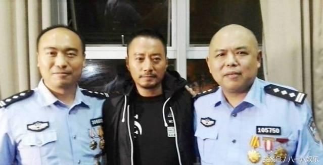 张卫健澄清谣言，论与警察合照正确姿势，马云最聪明