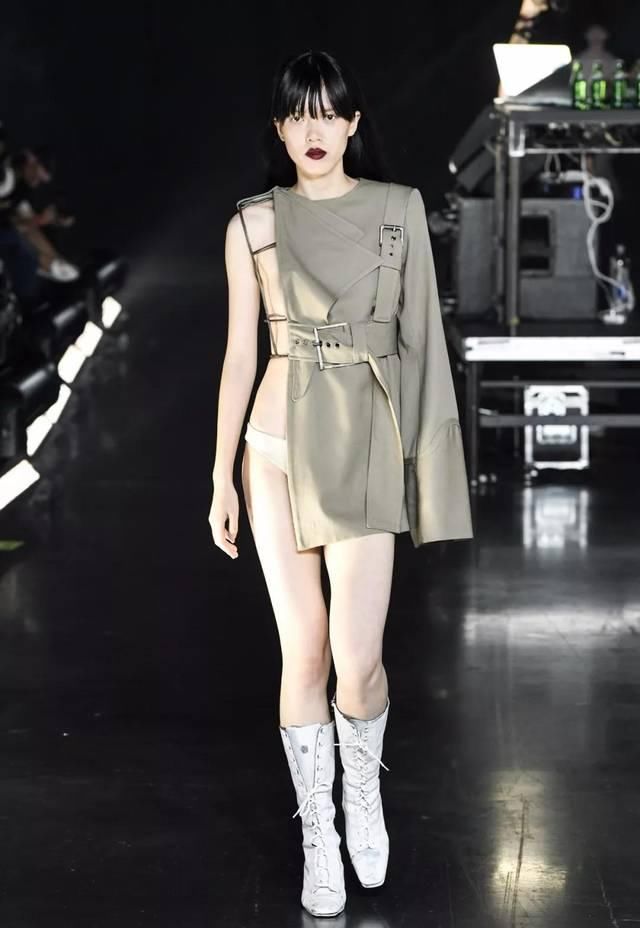  「时装周」女模特采访 | t台走秀时最担心的是...
