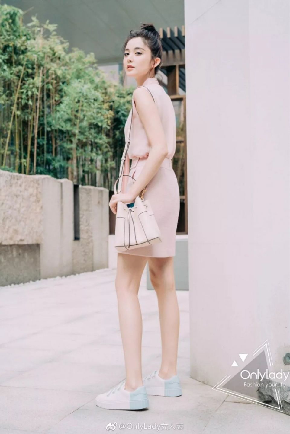 娜扎预测黄铜包边帆布鞋将成爆款，Tory Burch把浪漫融入运动风!