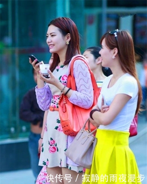  「凸显」街拍：白色一字肩上衣配牛仔短裙，凸显大长腿，美女时尚又靓丽