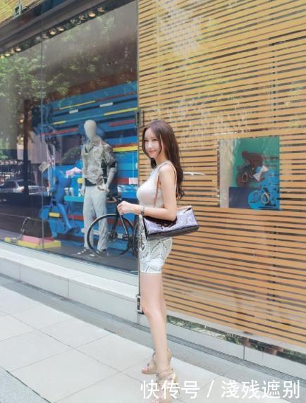 [ 凸显]回头率超高！，街拍：小姐姐性感短裙凸显好身材