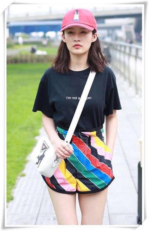 李沁够狠！西服这么短还敢玩下衣失踪，网友：这腿是真实存在的吗