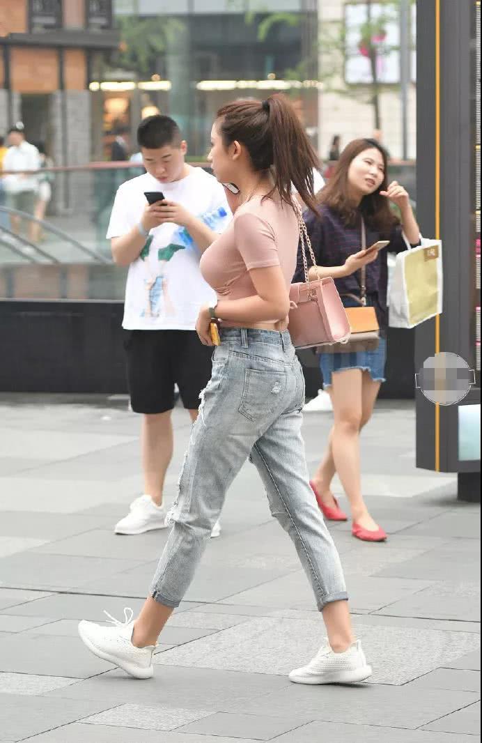 牛仔裤裤腰有点大，漂亮小姐姐街上急忙提裤子，网友呼：减肥成功