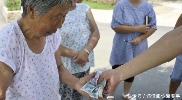 农村大娘赶集卖老宅稀罕物，被城里人35元买走，亏大了