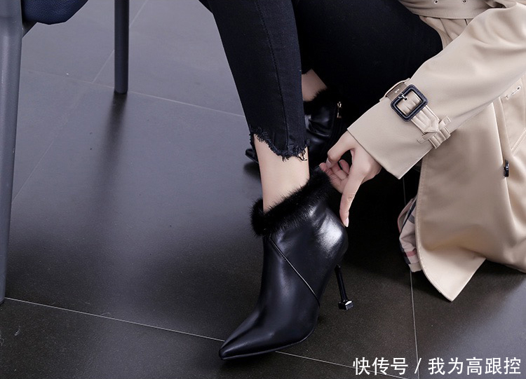 高跟鞋鞋口处加了细绒面,具有贵夫人气质