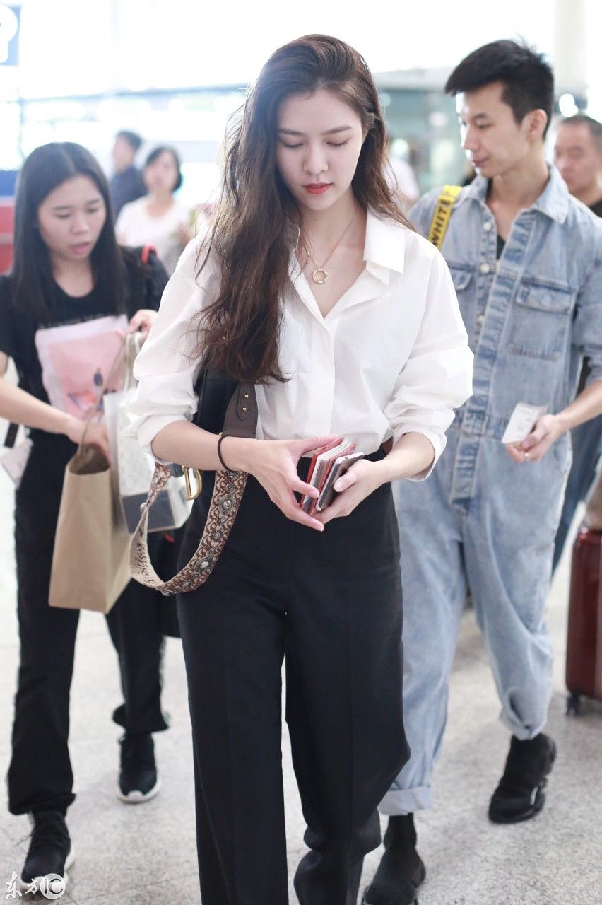 宋妍霏穿白色衬衣搭配黑色阔腿裤现身机场，皮肤白皙秀大长腿