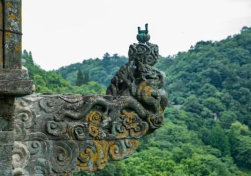 湖南景的“峭壁飞人”，600元帮人烧香，危险系数与价格成正比