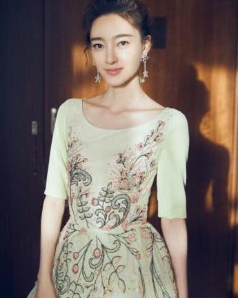 王丽坤穿米色花裙美是美,就是撑不起这件裙子