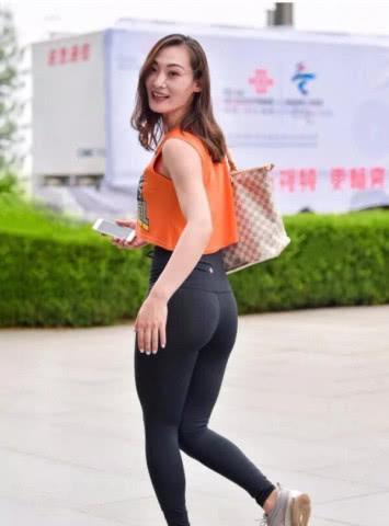 时髦有个性的打底裤美女，优雅气息一波接一波，一般人hold不住！