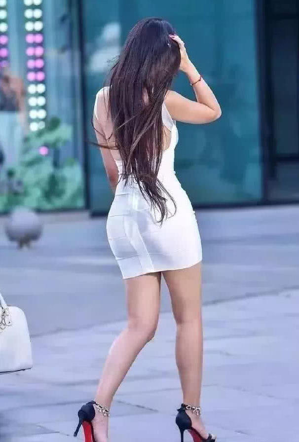 气质熟女高跟鞋搭配包臀裙勾勒迷人曲线，转身后的真空背影看点十