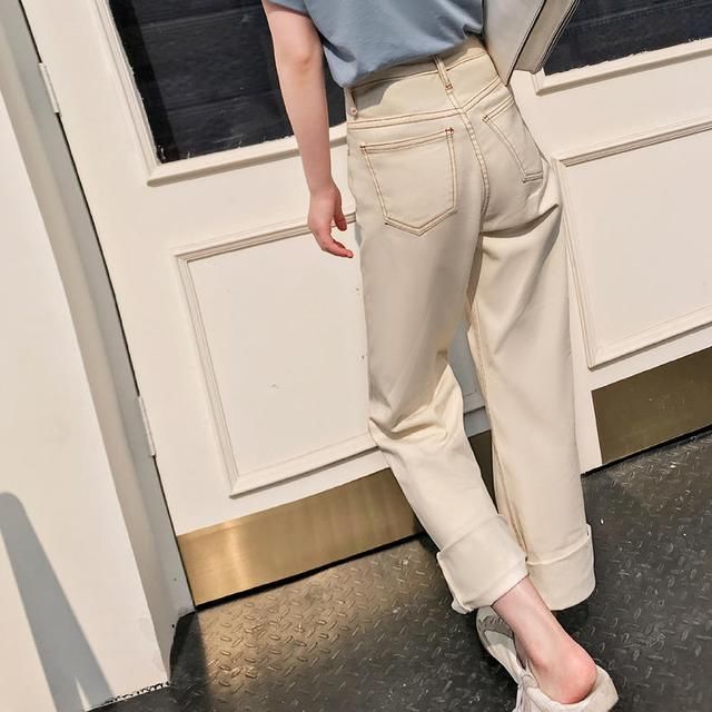 白色调加持，阔腿裤清爽十足