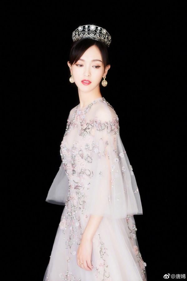 一向低调的周韵气场竟比老公姜文还强？送她上热搜的一字肩和天鹅