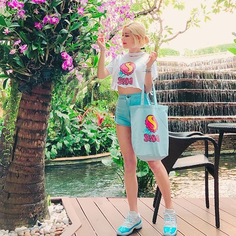 Yeezy、OW x AJ1 齐亮相，看看女神们最近又上脚了什么鞋!