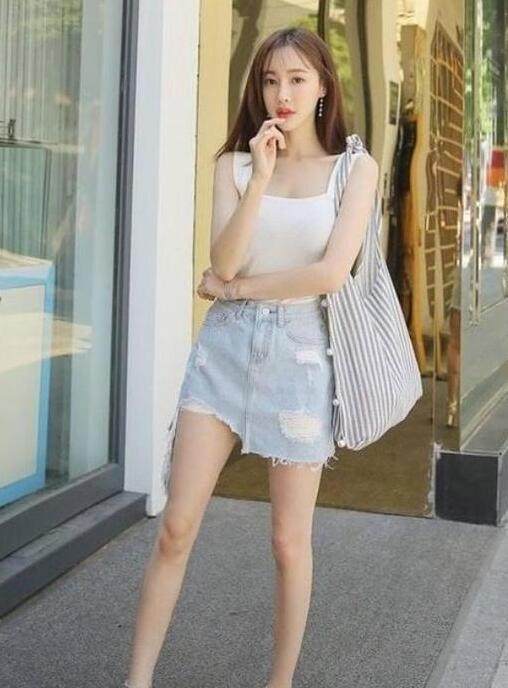 街拍：风情俏丽时尚的小姐姐，穿着看起来凸显出身材更加的高挑！