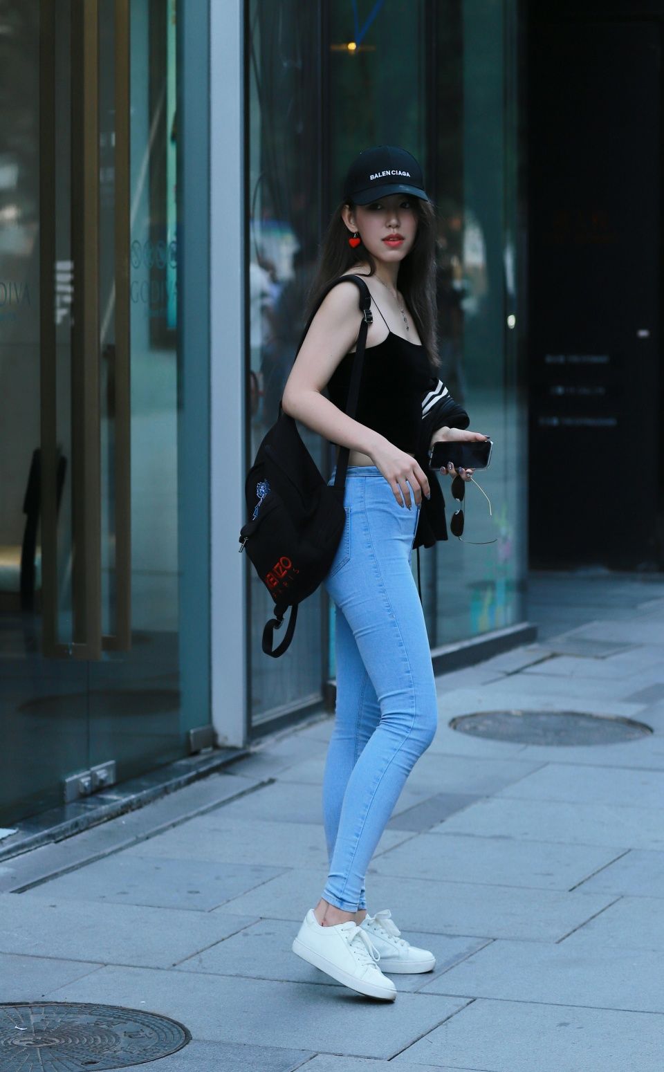 街拍：盛夏季节美女来袭，快看看有没有你喜欢的？