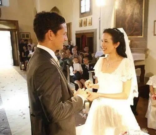  『婚纱』选完婚纱还有头纱，选对头纱，拥有你的超甜头纱吻