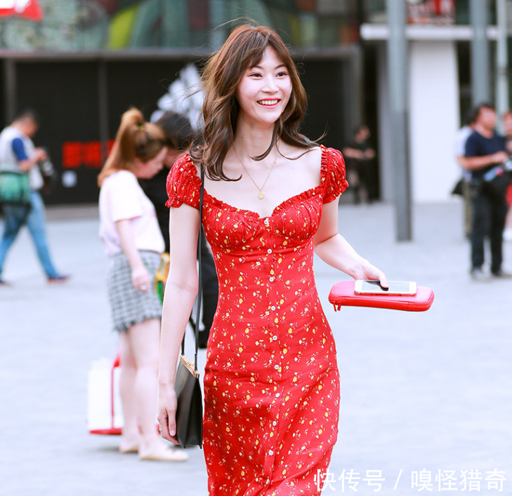 脸上挂着甜美微笑的长裙女孩，拥有着清秀的五官和苗条的身材！