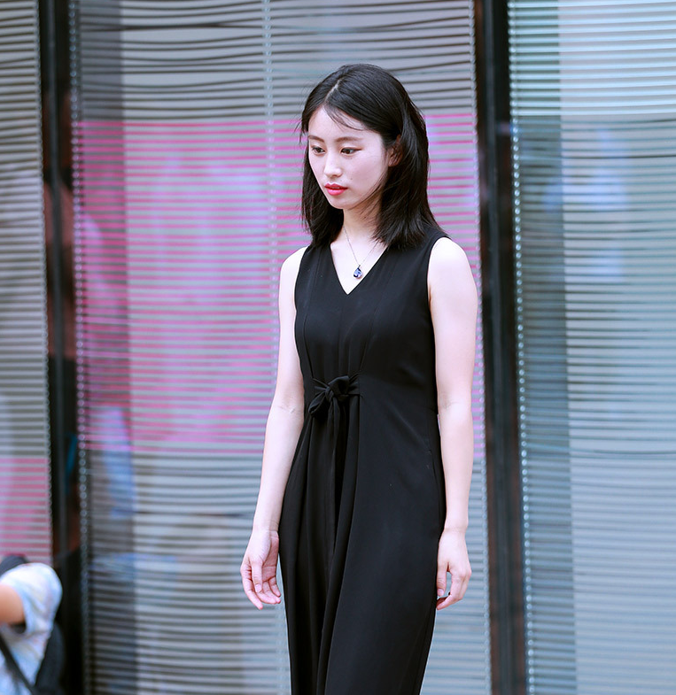 街拍：简单又大气，很好的凸显了美女的魅力，真是太有女人味了！