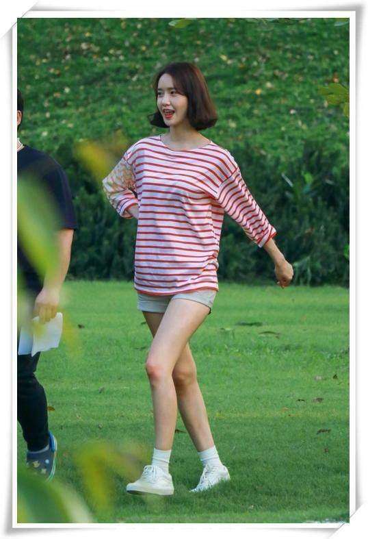 林允儿太个性!穿一条蕾丝睡衣就走红毯?网友:韩星的时尚我不懂