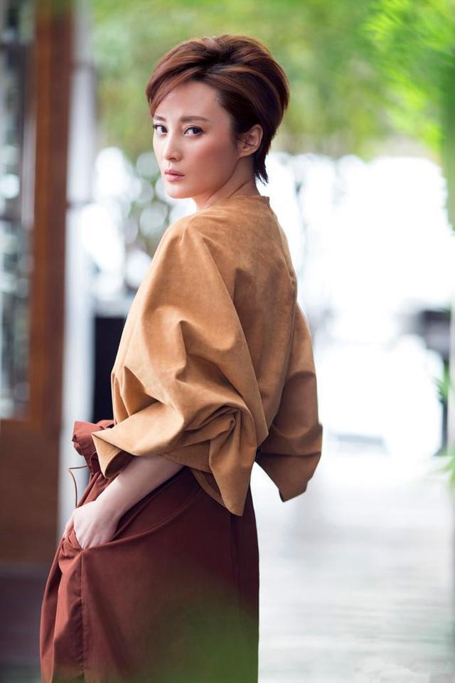 孙俪和蒋勤勤同是短发女神, 两人同框往那一站, 气质差距一目了然