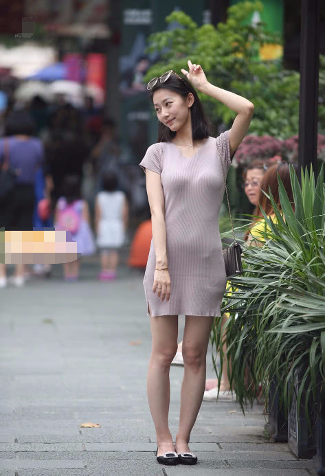 气质小姐姐包臀长裙尽显优雅气质，青春活力范儿吸睛无数