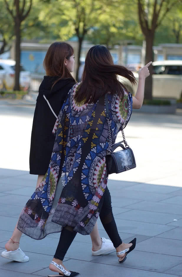 小姐姐吊带抹胸勾勒出丰腴上围，和闺蜜一起逛街，紧身装尽显小心