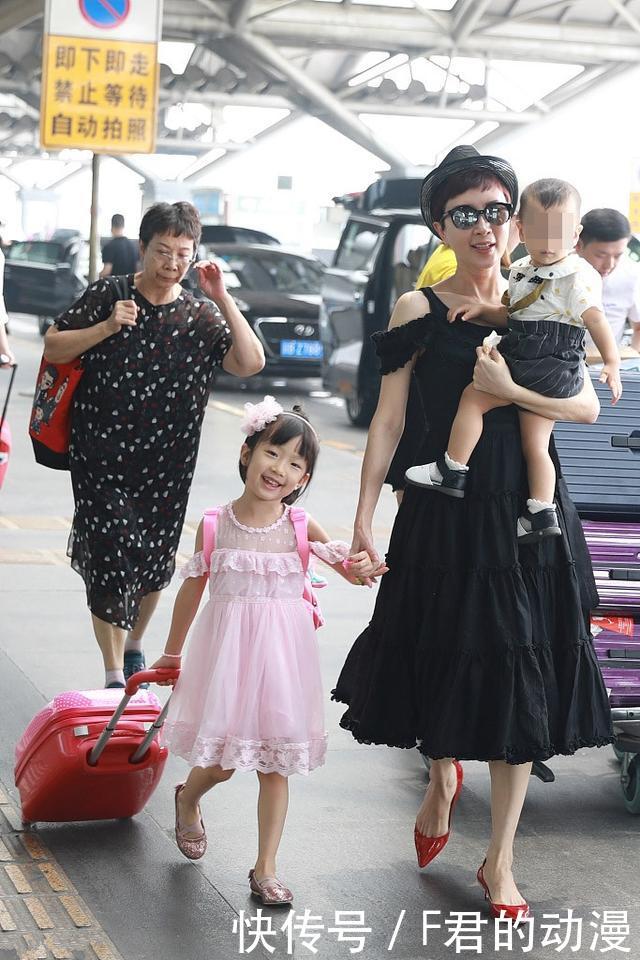 阔太金巧巧也不易！穿露肩裙出行还单手抱娃，贤妻良母的典范