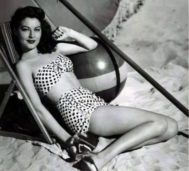 潮流志| 热巴泳池秀身材，挑对泳衣你也能美出高级感