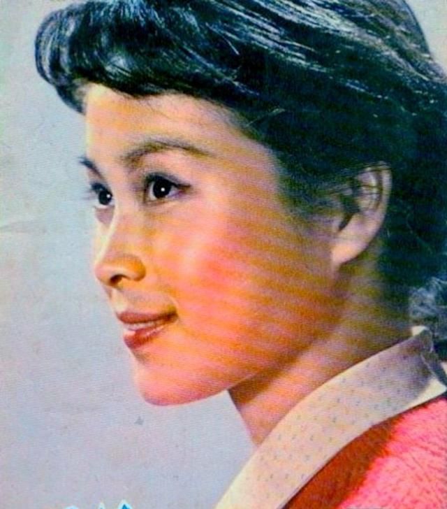  「成名」她出道于《小字辈》，主演《梅花巾》成名