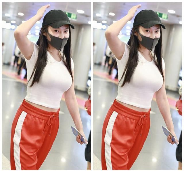 28岁徐冬冬白T红裤现身机场胸围傲人，网友：这身材真的是绝了！