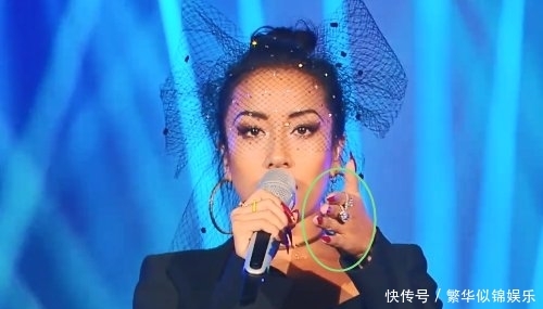 宇得第@吉克隽逸打败华晨宇得第4, 谁注意她手上的指甲形状? 说不怕是假的