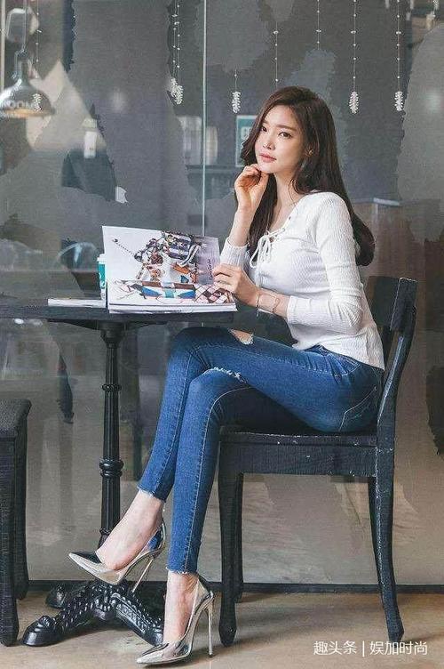 穿紧身裤的小姐姐，百变的穿搭很时尚，尽显女性的知性优雅！