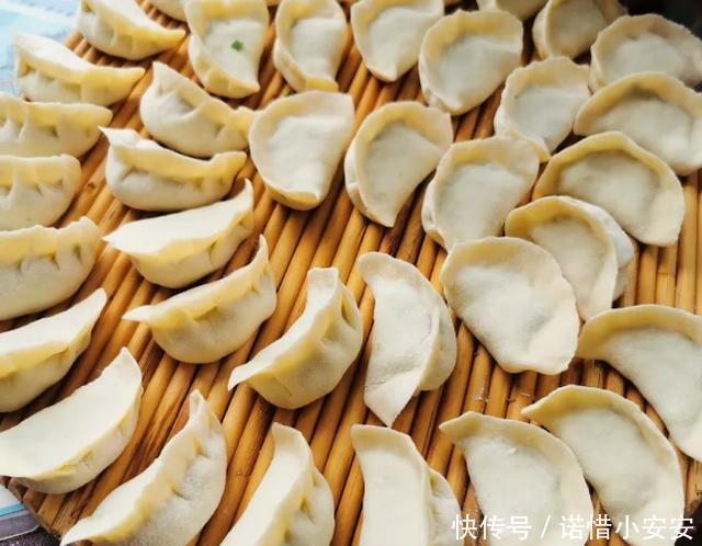 『包饺子』韭菜馅饺子好不好吃,放什么油是关键,婆婆这样做,饺子更鲜香