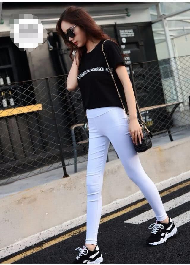 白色修身裤最大的好处就是让普通女人的女神潜质完全表现出来了!