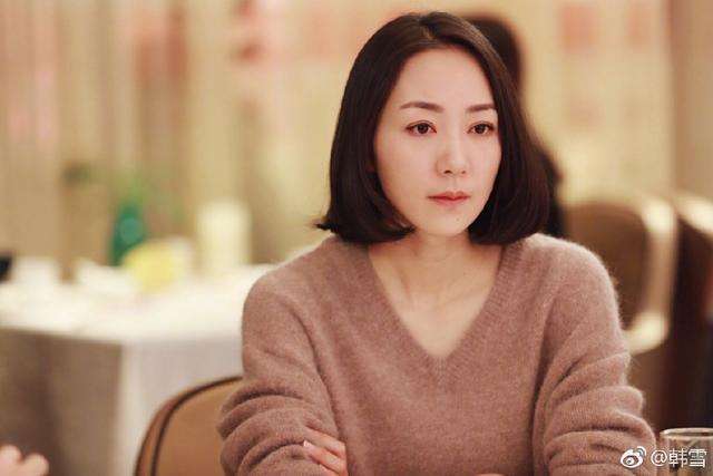 鞠婧祎真厉害! 穿的牛仔短裤好多绳子捆绑 网友: 勒得不疼吗?