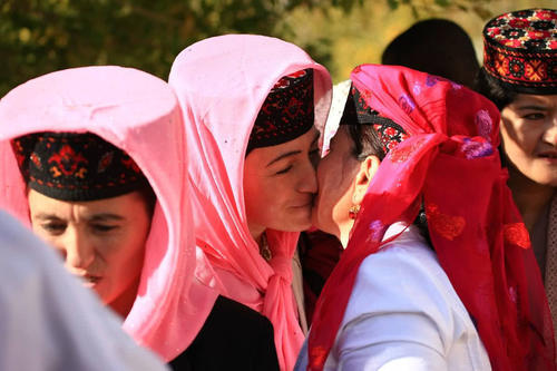 我国最“牛气”的县城：白种美女媲美欧洲，这种见面礼让人艳羡