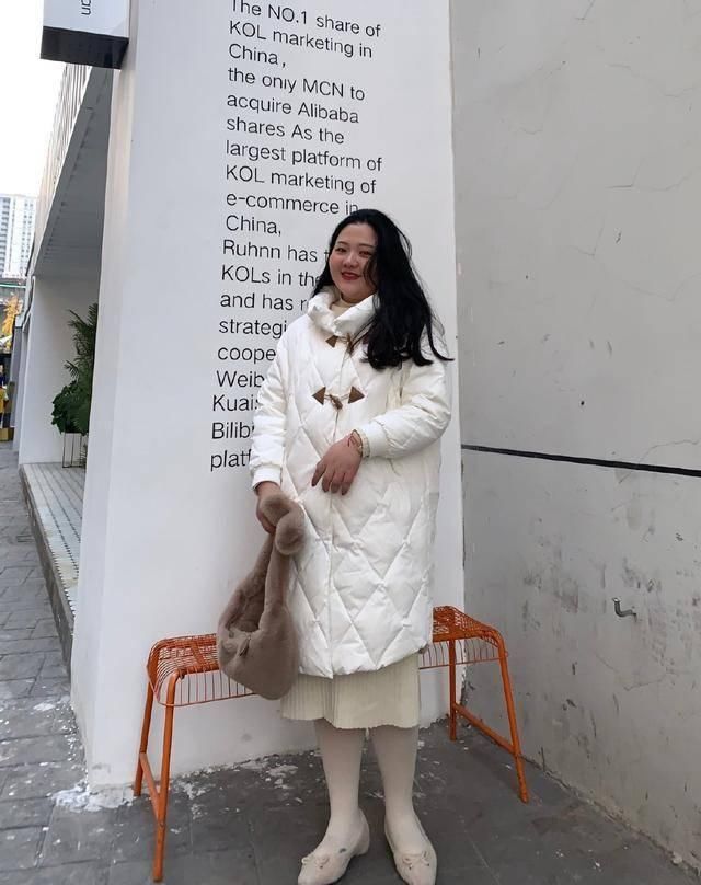  『下装搭配一』又被时尚大V种草了！棉服配长裙美到不敢认，高级又体面