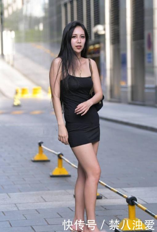 『圆帽』街拍小姐姐戴一顶圆帽,还有一副酷酷的太阳镜,很显街头气质感