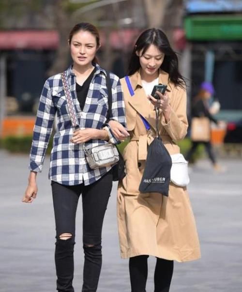  【热裤】养眼女神街拍：环肥燕瘦的小姐姐，一件蓝色上衣配牛仔热裤，青春清新气息