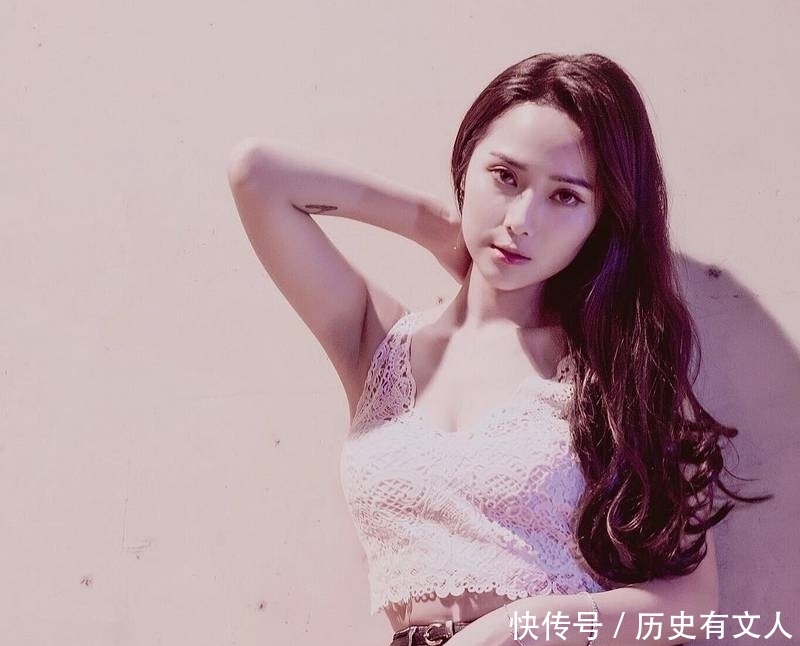 美女■90后时尚美女校花养眼私房写真